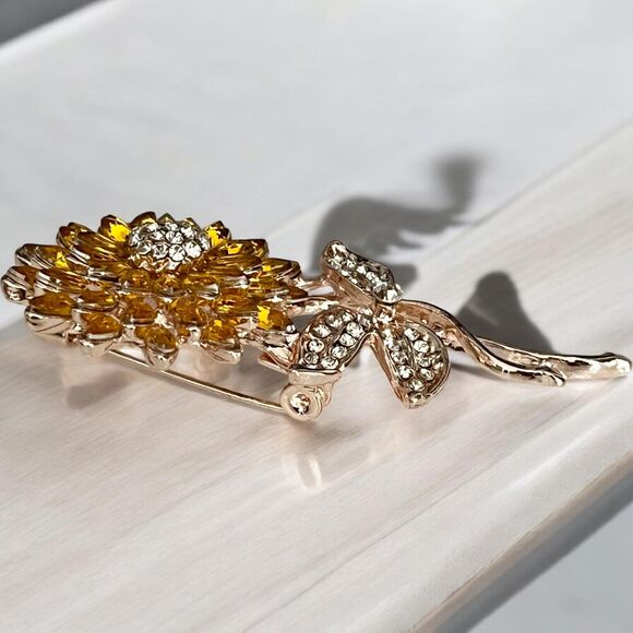 Luxury Sunflower Brooch Pin with Shiny Rhinestones - Fashion Accessory - Picture 4 of 4